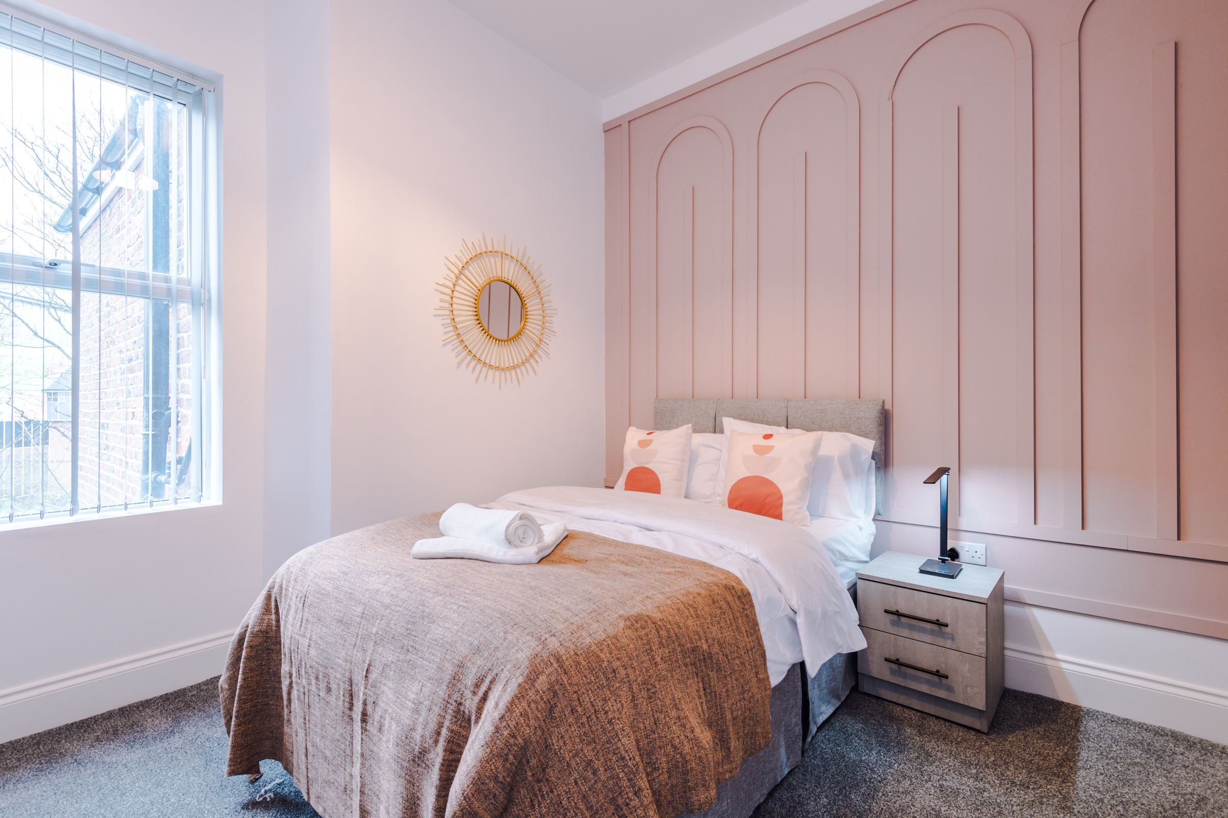 The Woodlands, Birkenhead: bedroom pink